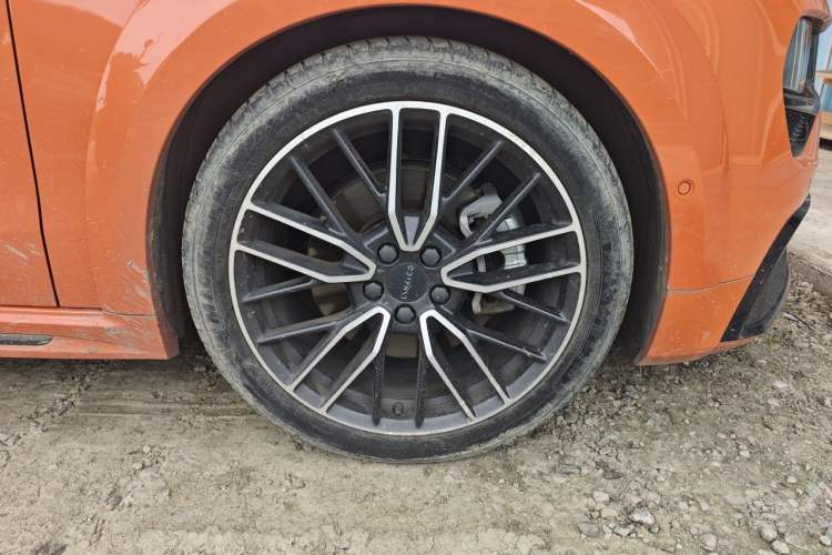 Used Lynk & Co 02 Hatchback 2021 2.0TD Halo Driving Control Kit Edition Right Front Wheel Hub