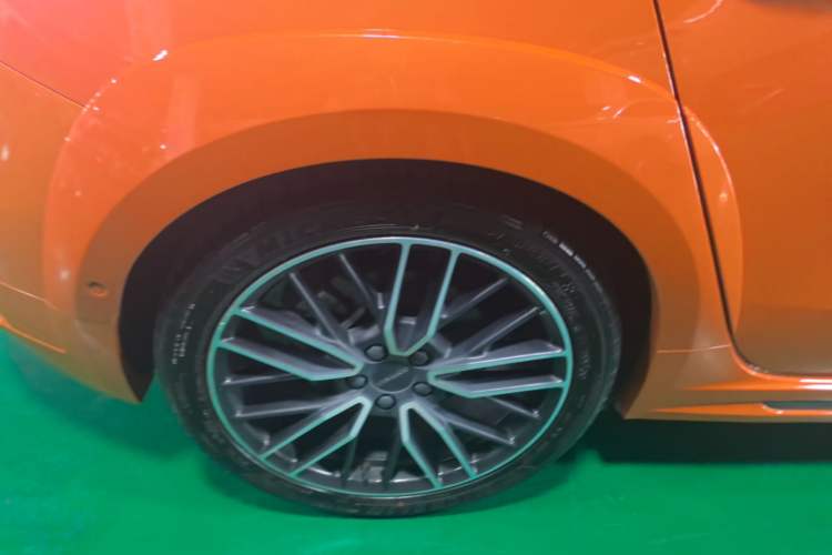 Used Lynk & Co 02 Hatchback 2021 2.0TD Halo Driving Control Kit Edition Right Rear Wheel Hub