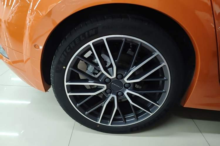 Used Lynk & Co 02 Hatchback 2021 2.0TD Halo Driving Control Kit Edition Right Rear Wheel Hub