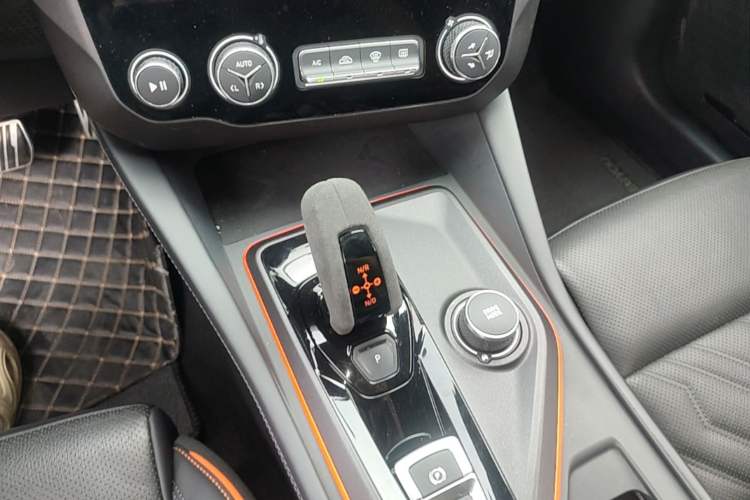 Used Lynk & Co 02 Hatchback 2021 2.0TD Halo Gear Lever