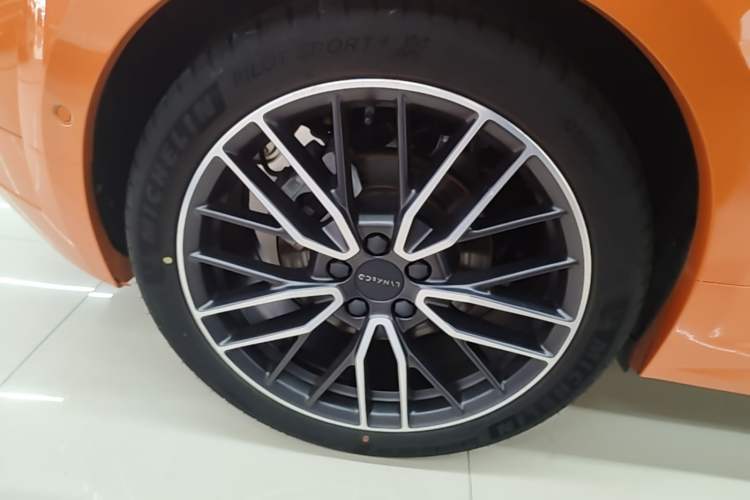 Used Lynk & Co 02 Hatchback 2021 2.0TD Halo Driving Control Kit Edition Right Rear Wheel Hub