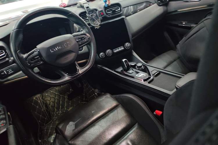 Used Lynk & Co 02 Hatchback 2022 2.0TD Pro Center Console