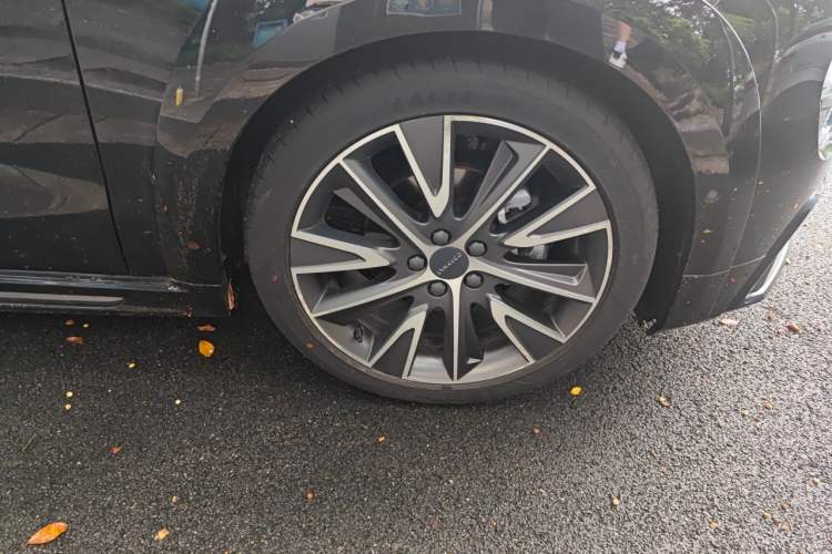 Used Lynk & Co 02 Hatchback 2022 2.0TD Pro Right Front Wheel Hub