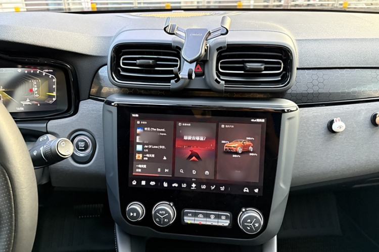 Used Lynk & Co 02 Hatchback 2022 2.0TD Summer Limited Edition Audio And AC Panel