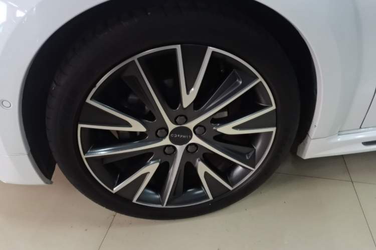 Used Lynk & Co 02 Hatchback 2022 2.0TD Pro Left Front Wheel Hub