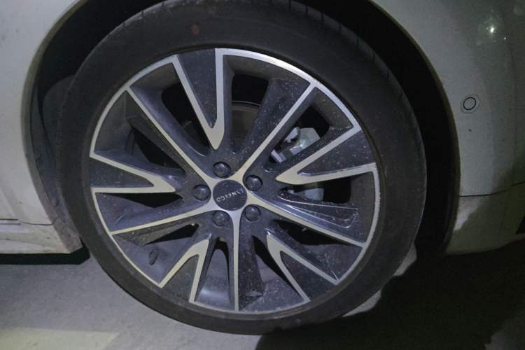 Used Lynk & Co 02 Hatchback 2022 2.0TD Pro Right Front Wheel Hub
