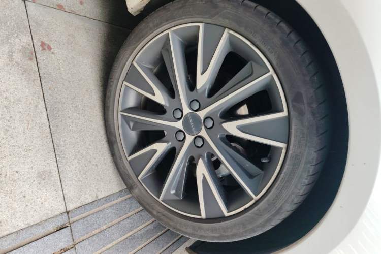 Used Lynk & Co 02 Hatchback 2022 2.0TD Pro Right Front Wheel Hub