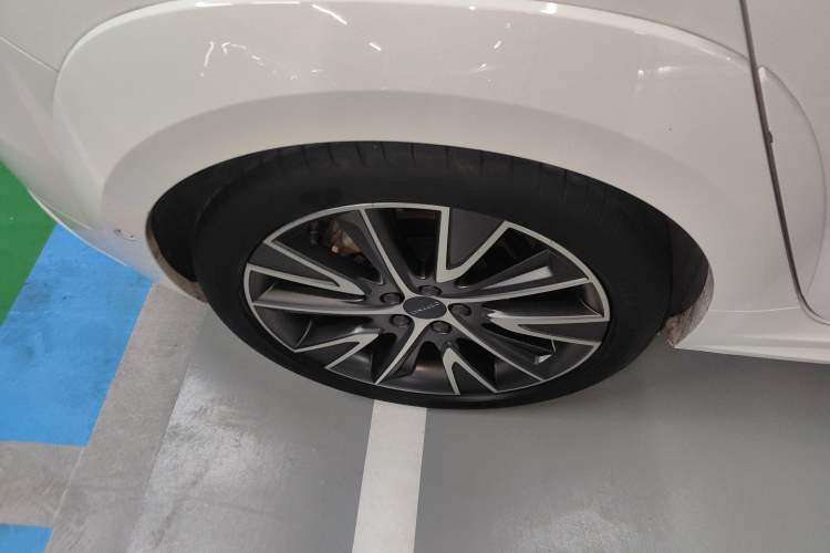Used Lynk & Co 02 Hatchback 2022 2.0TD Pro Right Rear Wheel Hub
