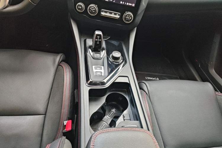Used Lynk & Co 03 2018 1.5TD DCT JingPro Edition China V Standard Gear Lever