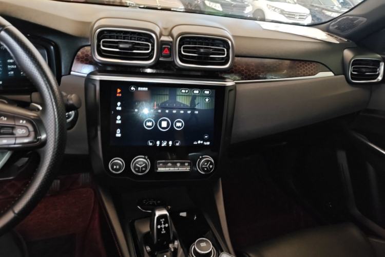 Used Lynk & Co 03 2019 2.0TD Automatic Trend Edition Center Console