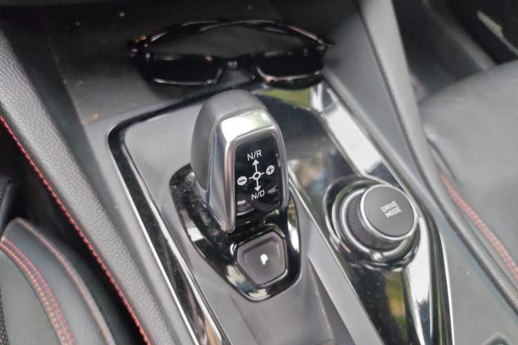 Used Lynk & Co 03 2019 1.5TD DCT JingPro Edition China VI Standard Gear Lever