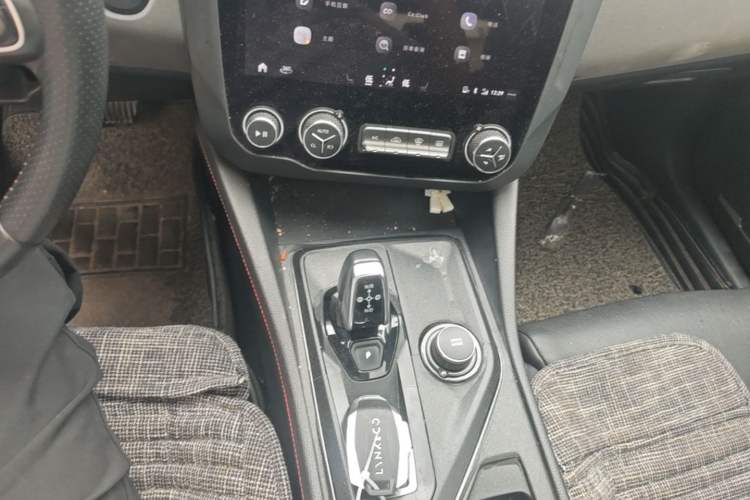 Used Lynk & Co 03 2019 1.5TD DCT JingPro Edition China VI Standard Gear Lever