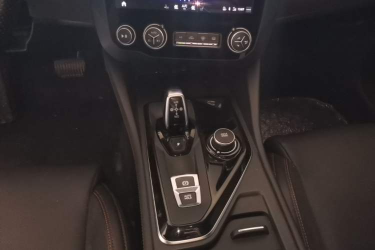 Used Lynk & Co 03 2019 1.5TD DCT JingPro Edition China VI Standard Gear Lever