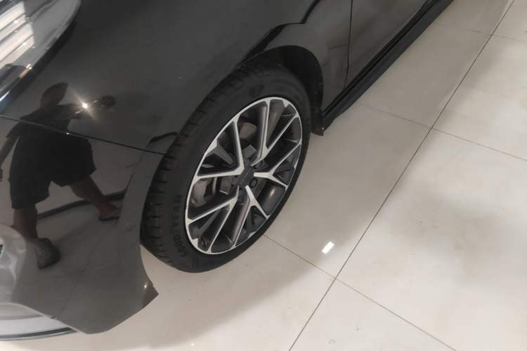 Used Lynk & Co 03 2019 2.0TD Automatic Jing Pro Edition Left Front Wheel Hub