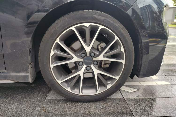 Used Lynk & Co 03 2019 2.0TD Automatic Jing Pro Edition Right Front Wheel Hub