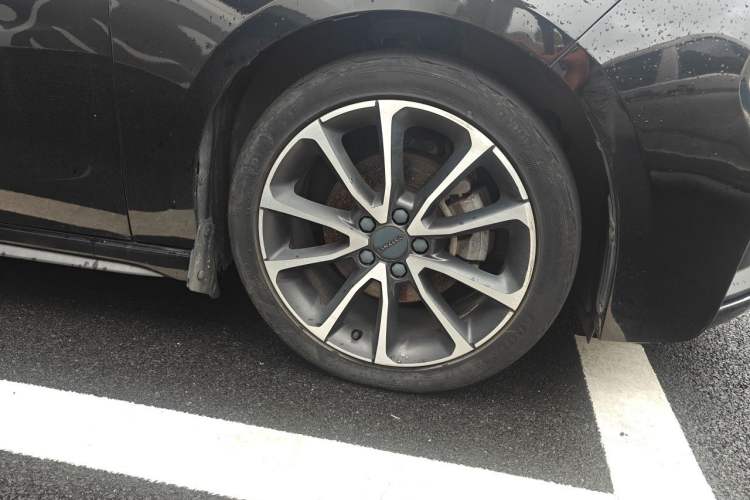 Used Lynk & Co 03 2019 2.0TD Automatic Jing Pro Edition Right Front Wheel Hub