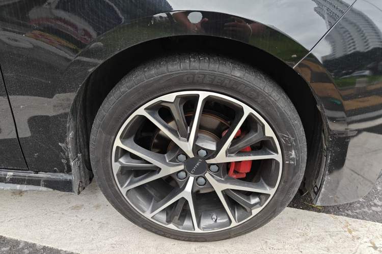 Used Lynk & Co 03 2019 2.0TD Automatic Trend Edition Right Front Wheel Hub