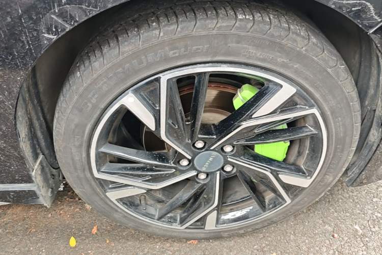 Used Lynk & Co 03 2019 2.0TD Automatic Jing Pro Edition Right Front Wheel Hub
