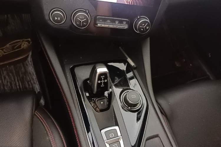 Used Lynk & Co 03 2019 1.5TD DCT JingPro Edition China VI Standard Gear Lever