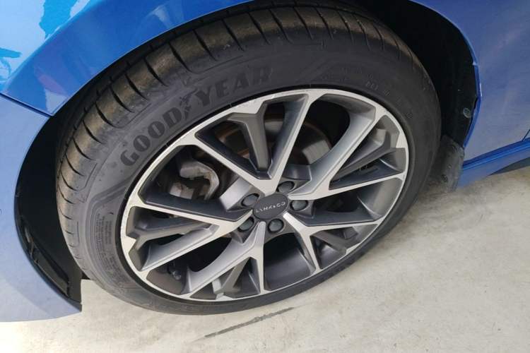 Used Lynk & Co 03 2019 2.0TD Automatic Jing Pro Edition Left Front Wheel Hub