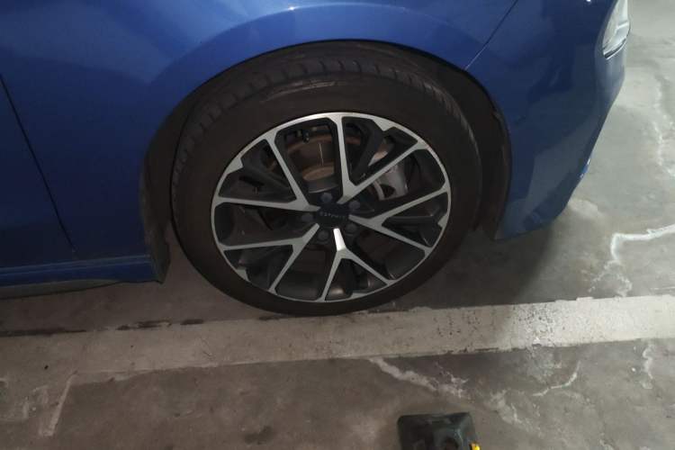 Used Lynk & Co 03 2019 2.0TD Automatic Jing Pro Edition Right Front Wheel Hub