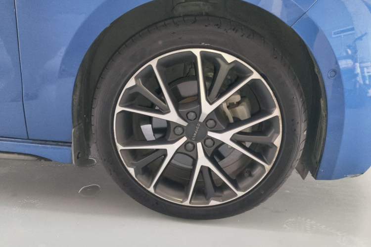 Used Lynk & Co 03 2019 2.0TD Automatic Jing Pro Edition Right Front Wheel Hub
