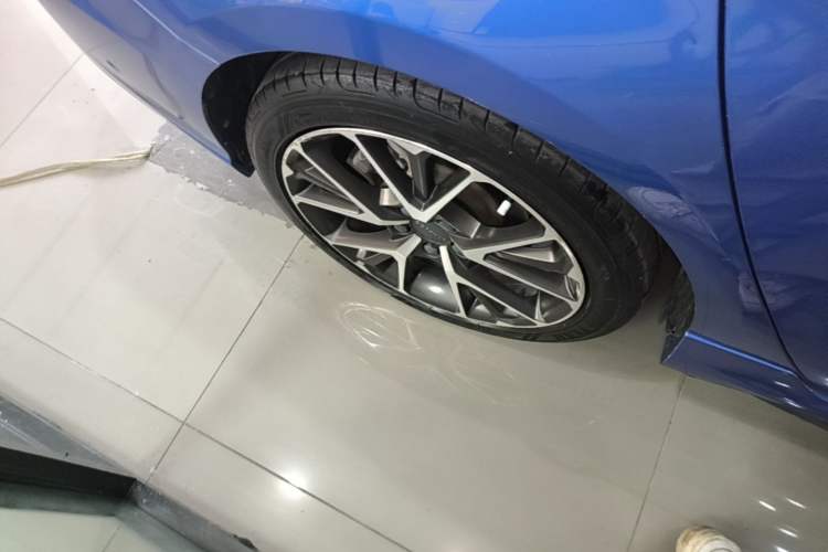 Used Lynk & Co 03 2019 2.0TD Automatic Jing Pro Edition Right Rear Wheel Hub