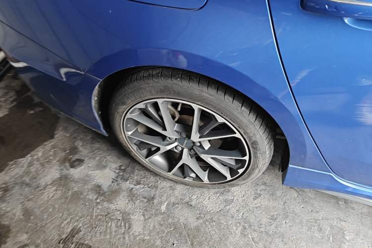 Used Lynk & Co 03 2019 2.0TD Automatic Jing Pro Edition Right Rear Wheel Hub