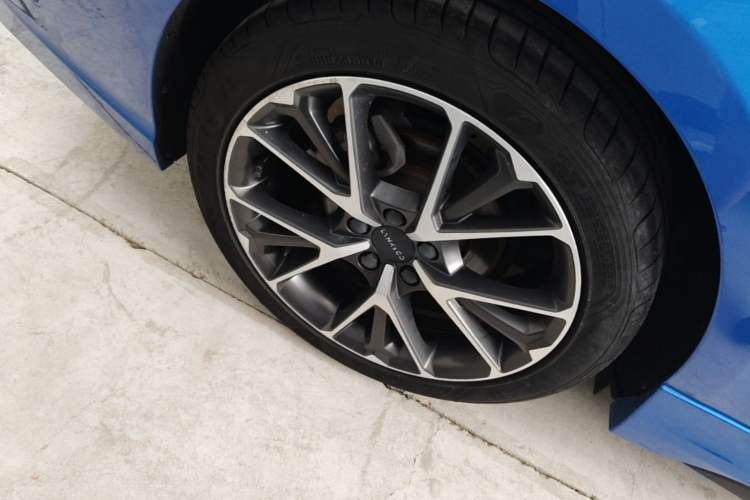 Used Lynk & Co 03 2019 2.0TD Automatic Jing Pro Edition Right Rear Wheel Hub