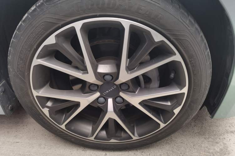 Used Lynk & Co 03 2019 2.0TD Automatic Jing Pro Edition Right Front Wheel Hub