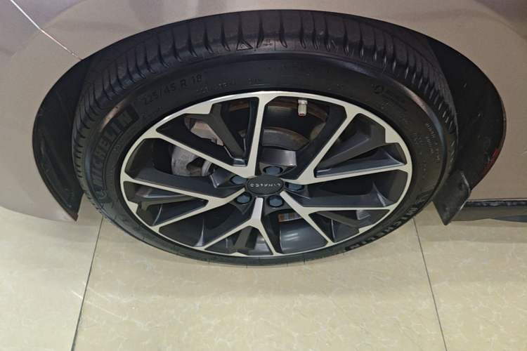 Used Lynk & Co 03 2019 2.0TD Automatic Jing Pro Edition Left Front Wheel Hub