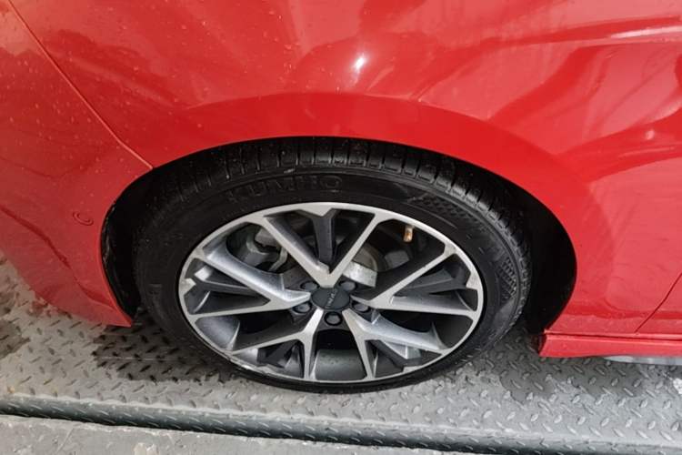 Used Lynk & Co 03 2019 2.0TD Automatic Jing Pro Edition Left Front Wheel Hub
