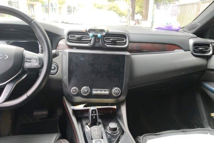 Used Lynk & Co 03 2019 2.0TD Automatic Trend Edition Center Console