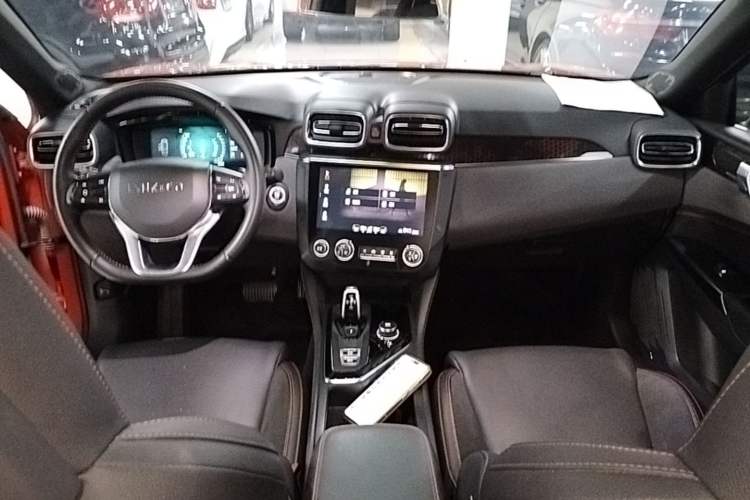 Used Lynk & Co 03 2019 2.0TD Automatic Trend Edition Center Console