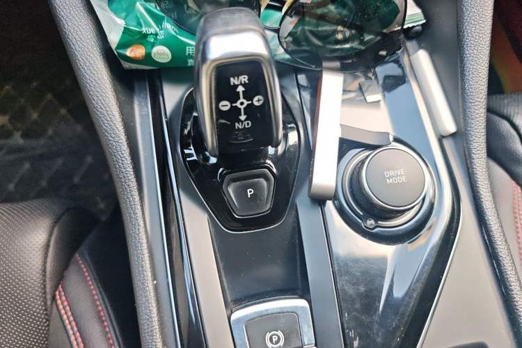 Used Lynk & Co 03 2019 1.5TD DCT JingPro Edition China VI Standard Gear Lever