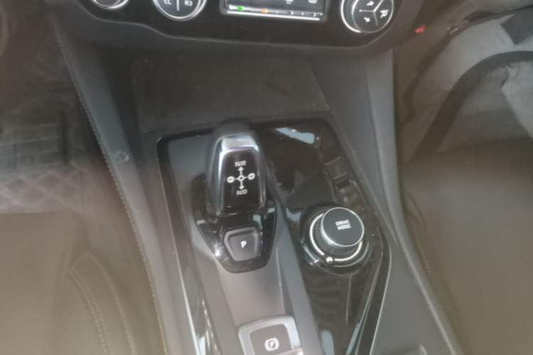 Used Lynk & Co 03 2019 1.5TD DCT JingPro Edition China VI Standard Gear Lever