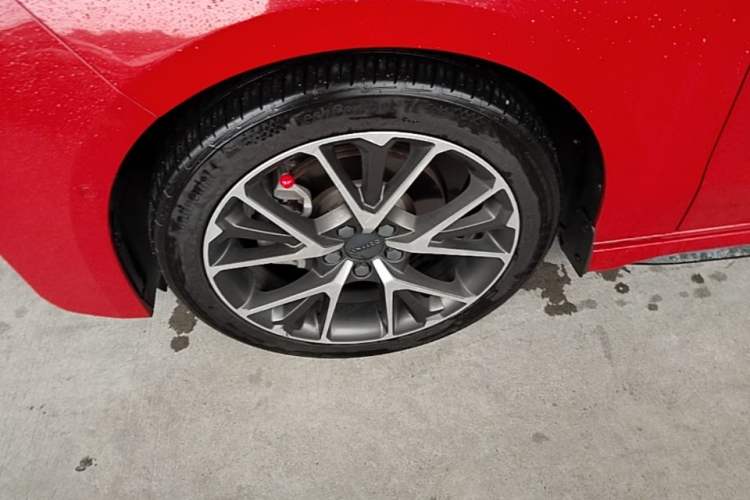 Used Lynk & Co 03 2019 2.0TD Automatic Jing Pro Edition Left Front Wheel Hub