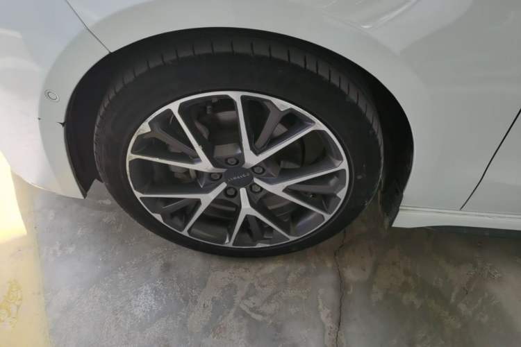 Used Lynk & Co 03 2019 2.0TD Automatic Jing Pro Edition Left Front Wheel Hub