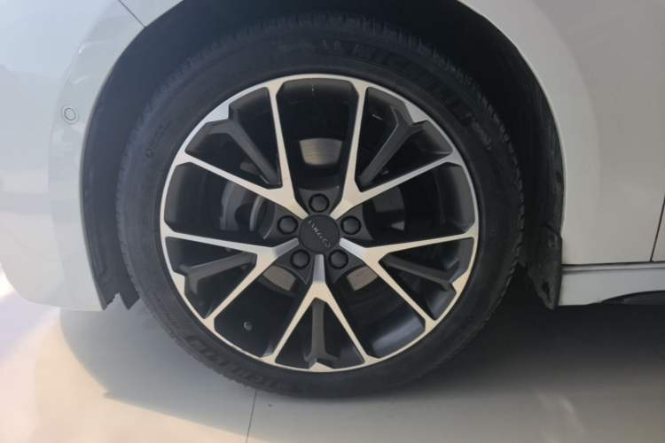 Used Lynk & Co 03 2019 1.5TD DCT JingPro Edition China VI Standard Left Front Wheel Hub