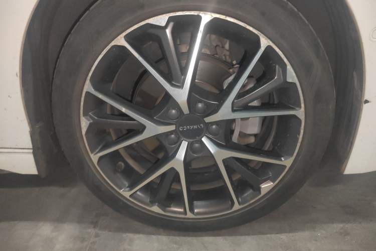 Used Lynk & Co 03 2019 2.0TD Automatic Jing Pro Edition Right Front Wheel Hub