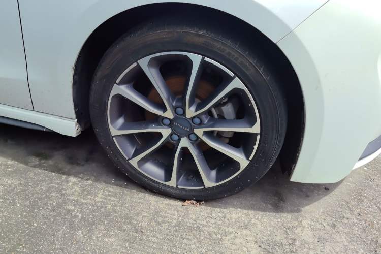 Used Lynk & Co 03 2019 2.0TD Automatic Trend Edition Right Front Wheel Hub
