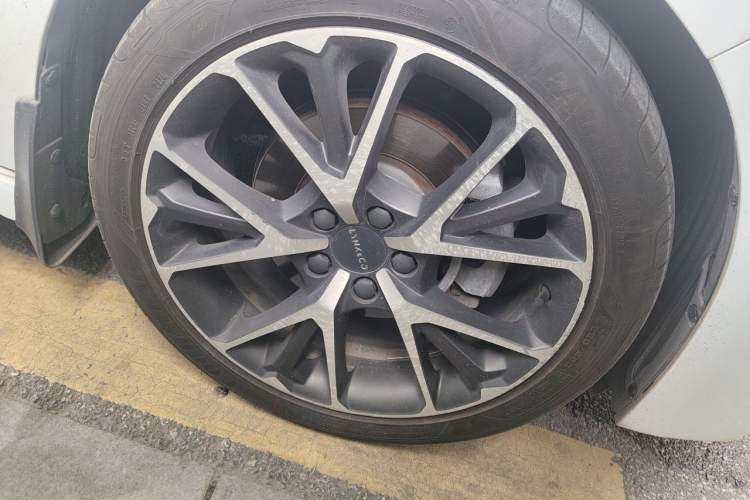 Used Lynk & Co 03 2019 2.0TD Automatic Jing Pro Edition Right Front Wheel Hub
