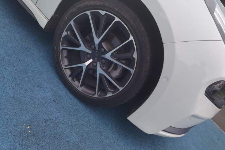 Used Lynk & Co 03 2019 2.0TD Automatic Jing Pro Edition Right Front Wheel Hub