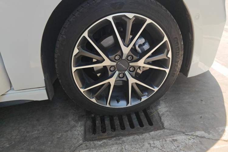 Used Lynk & Co 03 2019 2.0TD Automatic Jing Pro Edition Right Front Wheel Hub