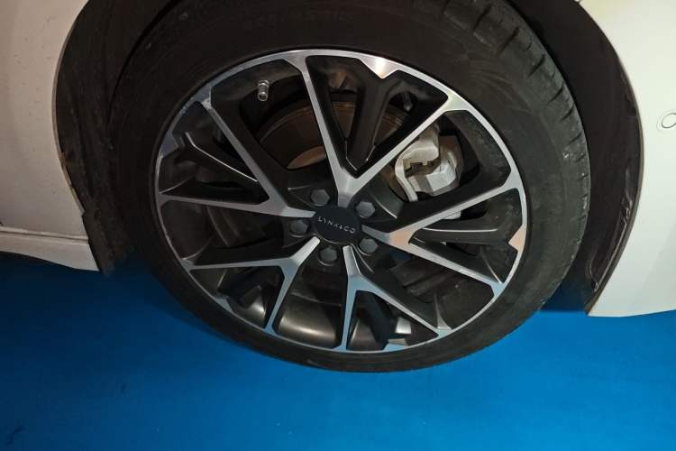 Used Lynk & Co 03 2019 2.0TD Automatic Jing Pro Edition Right Front Wheel Hub