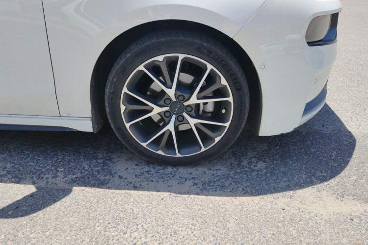 Used Lynk & Co 03 2019 2.0TD Automatic Jing Pro Edition Right Front Wheel Hub