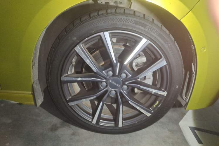 Used Lynk & Co 03 2019 03+ 2.0TD Automatic Wind-Chasing Edition Right Front Wheel Hub