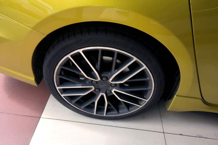 Used Lynk & Co 03 2019 03+ 2.0TD Automatic Wind-Chasing Edition Right Rear Wheel Hub