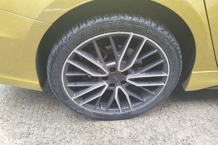 Used Lynk & Co 03 2019 03+ 2.0TD Automatic Wind-Chasing Edition Right Rear Wheel Hub