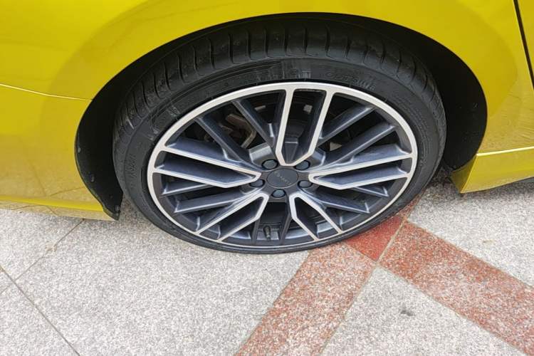 Used Lynk & Co 03 2019 03+ 2.0TD Automatic Wind-Chasing Edition Right Rear Wheel Hub